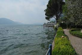 Prenota online la tua casa vacanze, sarà un'esperienza unica! Villa In Riva Al Lago Iseo In Vendita
