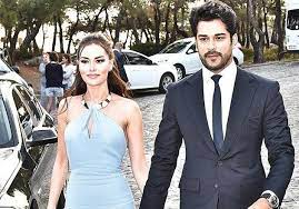 الممثل التركي بوراك أوزجيفيت يظهر مع فتاة شقراء من غير فخرية أفجان fashion halter dress dresses