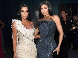 Kim cattrall returns to tv, 'the masked singer' has a major twist this season and more of this week's best in pop culture. Oscars 2020 Kim Kardashian And Kylie Jenner Show Off Their Curves At The After Party Times Of India