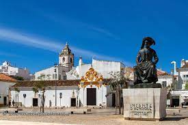 Lagos is a charming algarve coastal town that has retained its traditional portuguese character whilst developing into a cosmopolitan holiday destination that welcomes thousands of visitors every year. Lagos Algarve