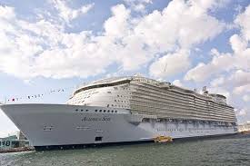 самый большой круизный лайнер в мире Allure Of The Seas Samyj Bolshoj Morskoj Lajner V Mire Morskie Giganty 10 Samyh Bolshih Kruiznyh Lajnerov Mira Foto Yandeximages Korabl Yahta Mir