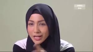 Nadhirah mula menyukai khairul kerana muka khairul hampir iras dengan selebriti kegemarannya, lee min ho. Ustaz Korea Sebelah Rumah Nazim Othman Eyka Farhana Youtube