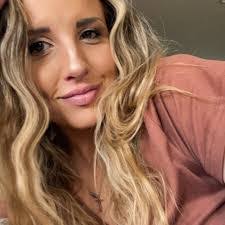 Danielle Calkins's Instagram, Twitter & Facebook