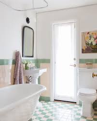 Black And White Checkered Tile Bathroom The Green And White Checkered Floors And Matching Tiled Walls Combined With A Pedestal Sink And Clawfoot Tub Help T Clawfoot Tub White Bathroom Pedestal Sink