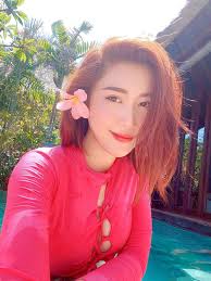 Thuý Ngân là nàng dâu bạo nhất Vbiz, diện váy trong suốt hở hết nội y