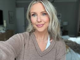 Melanie Snider's Instagram, Twitter & Facebook