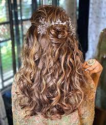 They love it due to its versatility and chicness. Easy Half Updo Hairstyles For That Dreamy Mehndi Look Wedmegood
