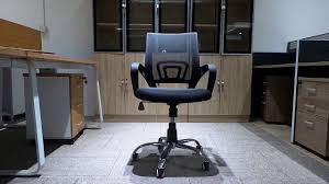 The Most Cost Effective Staff Office Chair In 2018 Feature Is Mesh Middle Back Ergonomic Chair That Protects The Spine I Chair Office Chair Ergonomic Chair