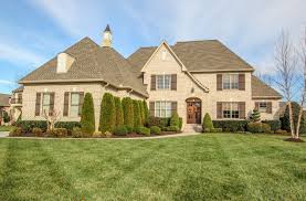 2906 Pendarvis Ln Murfreesboro Tn Only Asking 614 900 A Great Custom Home Hardwood On First Floor Fireplace Bookshelves Custom Homes House Styles