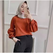 Ciri khas kain ini adalah teksturnya yg berpasir (tp berbeda dengan wollycrepe), tipis tapi tidak menerawang, jatuh, ringan dan memiliki stretch yang 4 arah. Cod Sifa Top Blouse Murah Blouse Wanita Baju Atasan Wanita Shopee Indonesia