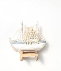 Petit Bateau En Bois Sur Son Support De Hauteur 15 5 Cm Et Largeur 14 5 Cm Avec Filet Coloris Bateau En Bois Idees De Decoration Interieure Deco Marine