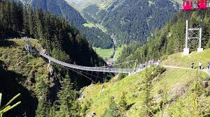 Legmagasabb hegycsúcsa a groβglockner, mely 3797 méter magas. Az Osztrak Alpok Viragoskertje Ausztria Utazas Info