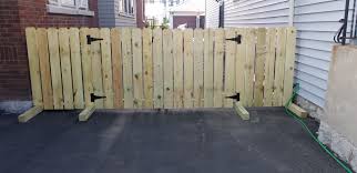 Diy Driveway Fence For Renters No Drilling Into Ground Portable Fence Diyhomedecorpinterest Diy Driveway Portable Fence Driveway Fence