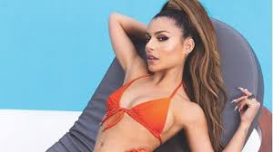 Γιόρτασε τα γενέθλιά της με ένα survivor party γενέθλια είχε η ελευθερία ελευθερίου που έκλεισε τα 32 της χρόνια και τα γιόρτασε με ένα survivor party. Eley8eria Eley8erioy Ainigmatikh Apanthsh Gia Th Nea Ths Sxesh Ti Symbainei Fwtos