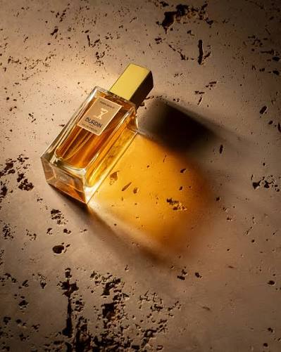 Paris Minuit, a perfume whose elegance awakens the senses with each note… A  silhouette in the shadows, elusive, captivating, unforgettable ✨