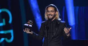 Fine hair men fine men maluma haircut maluma pretty boy undercut long hair latin artists long beards perfect boy beautiful gorgeous. Maluma Doesn T Have Long Hair Anymore But It S For A Good Cause Flipboard