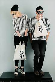 Das beste daran, das meiste müßt ihr überhaupt nicht besorgen, sondern befindet sich wahrscheinlich bereits in eurem haushalt. Interessantes Foto Von Man Und Frau Mit Halloween Kostumen Halloween Costumes Diy Couples Diy Halloween Costumes Easy Diy Halloween Costumes