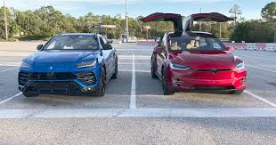 War Of The Worlds Tesla Model X P100d Vs Lamborghini Urus Drag Race Lamborghini Tesla Model X Super Cars