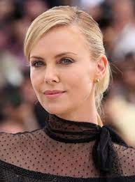 Charlize theron was born in benoni, transvaal province, south africa, on august 7, 1975. Charlize Theron Filmstarts De