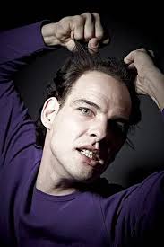 Model Sweater Violet Vibrant Menyerang Pose Komedian Dalam Ruangan Yang  Menyenangkan Foto Dan Gambar Untuk Download Gratis