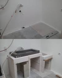 Le béton cellulaire utilisé en tant que matériau pour construire des meubles sur mesure pour la salle de bain : Meuble Pour La Vasque De La Salle De Bain L Atelier De Tif N Et Jp