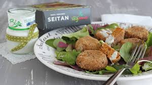 Il seitan mi piace parecchio, l'unica pecca è il glutine ( è un concentrato di glutine ) fortunatamente ingredienti per 3 polpette: Polpette Di Seitan E Zucca Con Salsa Allo Yogurt Vegamo