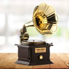 Öncelikle yeni evlenen ya da yeni ev alana ev hediyesi seçimi yaparken evin dekorasyon stiline uygun bir ürün seçimi yapmaya özen gösterin. Ev Hediyeleri Hediyemen Com