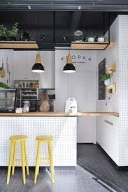 astuces deco pour agrandir une petite cuisine cafe interior design trendy kitchen coffee shops interior