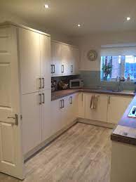 B Q Sandford Ivory Kitchen Cypress Cinnamon Worktop Kitchendesignb Q Luxury Kitchens Kitchen Design Small Home Decor Kitchen