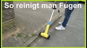 Im vergleich zu den klassischen fugenkratzern bieten die elektrischen geräte eine große zeit und kraftersparnis. Fugenreiniger Gloria Multibrush Im Test Fugenburste Terrasse Pflastersteine Reinigen Youtube
