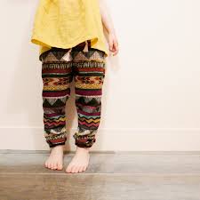 Mai diop, la force derrière gallerie tesss atelier au sénégal est également motivée pour être un initiateur et de produire ses propres, personnels, des œuvres contemporaines qui sont denses dans l`expression et l`exécution. Patron Pantalon Ou Short Ikatee Dakar Fille La Mercerie De L Etoile