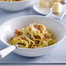 In una pentola, uniamo miele, vino e zucchero e qualche foglia di maggiorana e iniziamo a mescolare. Ricette Di Primi Piatti Tra Tradizione E Innovazione