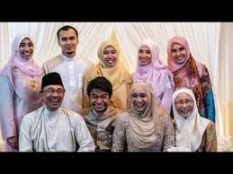 (hc) anwar bin ibrahim (lahir 10 ogos 1947) ialah seorang ahli politik malaysia, yang berkhidmat sebagai ahli parlimen di parlimen malaysia, atas kapasitinya sebagai ahli parlimen port dickson. Video Tular Nurul Anak Anwar Kahwin Tapi Bukan Izzah Youtube