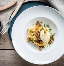 Kasespatzle Sind Ein Absoluter Veggie Klassiker Probiert Doch Mal Diese Gepimpte Variante Mit Geschmolzenen Zwiebeln Und Apfelmus Aus Rezepte Spatzle Zwiebeln