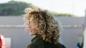 Elle.fr vous propose des modèles de coupes de cheveux et des idées de coupes de cheveux selon votre couleur et nature de on veut toutes une coupe de cheveux sur mesure, une couleur lumineuse et des coiffures qui nous subliment, que l'on ait les cheveux bouclés. Comment Trouver La Coiffure Cheveux Boucles La Mieux Adaptee A La Longueur De Vos Cheveux A Leur Texture Et A La Forme De Votre Visage Garnier