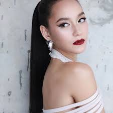 Cô là một trong những minh tinh đắt giá của làng giải trí nước này và ghi dấu ấn với khán giả việt qua phim truyền hình dòng máu năm 2012, bee namthip nhận giải nữ diễn viên chính xuất sắc của đài truyền thái lan cho vai diễn này. Há»• Bao Táº¡i The Face Thai La Tháº¿ NhÆ°ng Ä'i Show Khac Chá»‹ Ä'áº¡i Bee Namthip Láº¡i Dá»… ThÆ°Æ¡ng Háº¿t Pháº§n Thien Háº¡