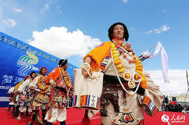 Colorful traditional Tibetan costumes ...