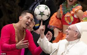 Jorge mario bergoglio wurde als sohn eines kaufmännischen angestellten und als eines von fünf kindern italienischer einwanderer aus. Papst Franziskus Lost Photoshop Challenge Mit Einem Spinning Football Aus Digital Jetzt De