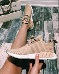 Discover over 3.000 brands at farfetch, new styles added daily. Adidas Originals Nmd R1 In Braun Beige Weiss Brown White Foto Sarahhamm Instagram Adidas Schuhe Damen Schuhe Damen Schuhe Frauen