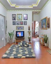 Lesehan yang dimaksud tentunya tidak langsung beralaskan lantai begitu saja, tapi menggunakan bantalan, matras, atau karpet. 12 Desain Ruang Keluarga Minimalis Pakai Sofa Dan Lesehan