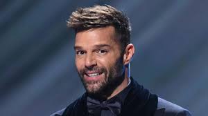 Ricky Martin luce irreconocible tras supuesto retoque en su rostro