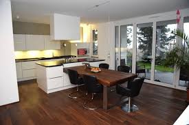 Moderne Kuche Einrichtung Mit Kochinsel Und Esstisch Von Pronorm Haus Einrichten Moderne Kuche Kuche Block Kuche Mit Kochinsel