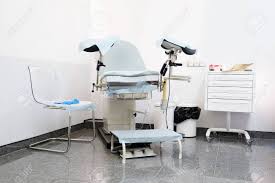 Der arzt bittet die patientin nun, den unterleib frei zu machen und auf dem gynäkologischen stuhl platz zu nehmen. Gynakologischen Stuhl Gynakologische Zimmer Lizenzfreie Fotos Bilder Und Stock Fotografie Image 37730658