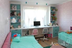 детская комната для двоих детей фото и варианты планировки Svetlaya Detskaya Komnata Dlya Dvoih Detej Izgotovlena Po Dizajnerskim Eskizam V Komplekt Vhodit Stol S Polkami Na Dva Rab V 2020 G Mebel Na Zakaz Detskaya Komnata Mebel