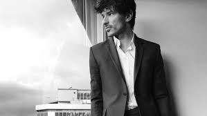 Utiliza un traje gris y una corbata en blanco y marrón para una apariencia clásica y elegante. Trajes Sin Corbata Cuando Como Y Por Que