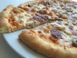 Pizzas Aux Crevettes Et Sauce Rose Gateau Et Cuisine Rachida En 2020 Pizza Crevette Sauce Rosee Pizza