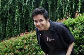 Nama amanda manopo hingga kini masih menjadi sorotan publik setelah dirinya dikabarkan bahkan dirinya kini diisukan menikah dengan billy karena foto mereka tengah memakai baju amanda ternyata pernah terlibat cinta lokasi dengan pasangan mainnya dalam sebuah sinetron, yaitu esa sigit. 4 Pria Ini Pernah Dekat Dengan Amanda Manopo Sebelum Billy Syahputra