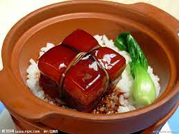 东坡肉 dōng pō rou 是江南地区汉族传统名菜 属浙菜系 以猪肉为主要食材 菜品薄皮嫩肉 色泽红亮 味醇汁浓 酥烂而形不碎 香糯而不腻口 东坡肉 色 香 味俱全 深受人们喜爱 慢火 少水 多酒 是制作这道菜的 food traditional chinese food pork belly