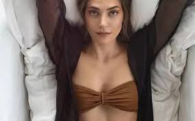 Öznur Serçelerden Cesur Küvet Pozu! Sere Serpe Uzandı