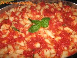 Quando gli gnocchi di patate li fai a mano puoi dosare il giusto rapporto farina/patate, regolare la grandezza, scegliere la forma. Gnocchi Senza Uova Pomodoro E Basilico Ilbocconeperfetto